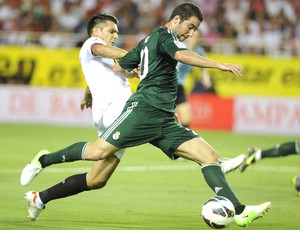 Higuain e Sparic, Sevilla e Real MAdrid (Foto: Agência AFP)