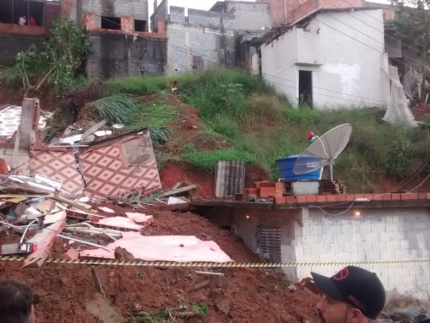 Casa que desabou em Itaquaquecetuba (Foto: Maiara Barbosa/G1)