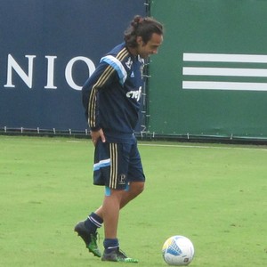 Valdivia usa faixas nas pernas para evitar lesão e treina com elenco