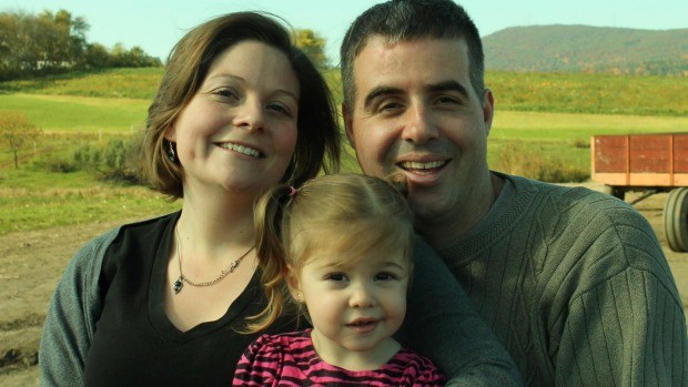 Aimee, Nick e a filha Lilah, a quem ele precisa ser apresentado todos os dias