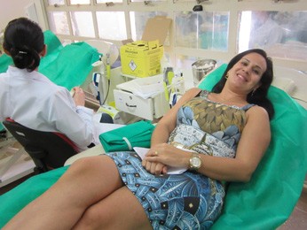 Professora doando amostra de sangue para ser doadora de medula óssea (Foto: Isabella Formiga/G1)