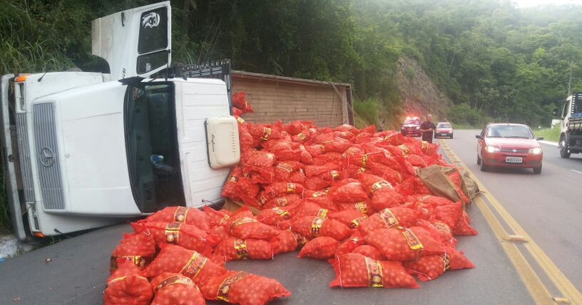 G1 Caminhão carregado cebolas tomba na BR 470 e bloqueia pista