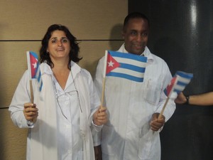 Médicos chegaram ao Recife neste domingo. (Foto: Vitor Tavares/G1)