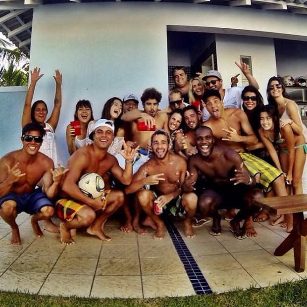 Caio Castro curte com amigos (Foto: Instagram / Reprodução)