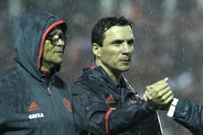 Zé Ricardo, ao lado de Jayme, é cumprimentado pela vitória (Foto: Gilvan de Souza/Flamengo) Zé Ricardo, ao lado de Jayme, é cumprimentado pela vitória (Foto: Gilvan de Souza/Flamengo)