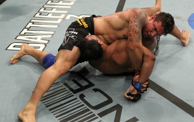 Frank Mir finaliza Rodrigo Minotauro no UFC 140 (Foto: Getty Images)