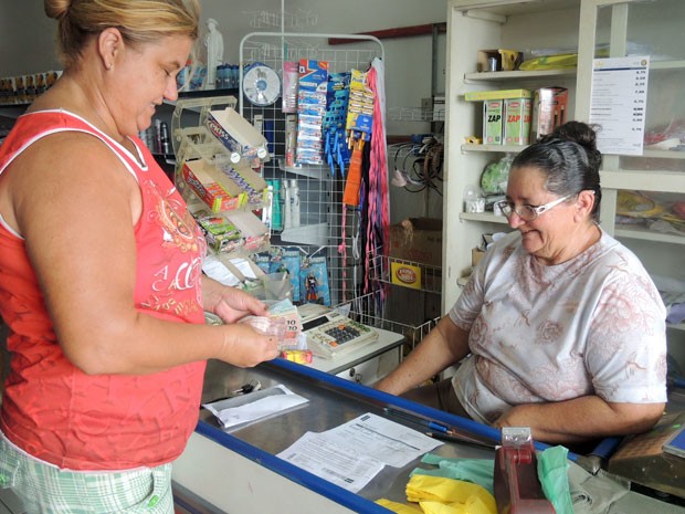 Comércio de dona Terezinha recebe contas dos moradores de Lagoa de Velhos, no RN (Foto: Fred Carvalho/G1)