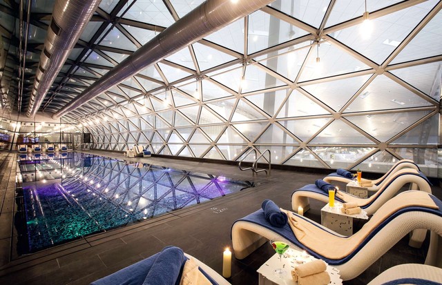 A piscina com raia de 25 m no hotel do  aeroporto de Doha  (Foto: Divulgação)