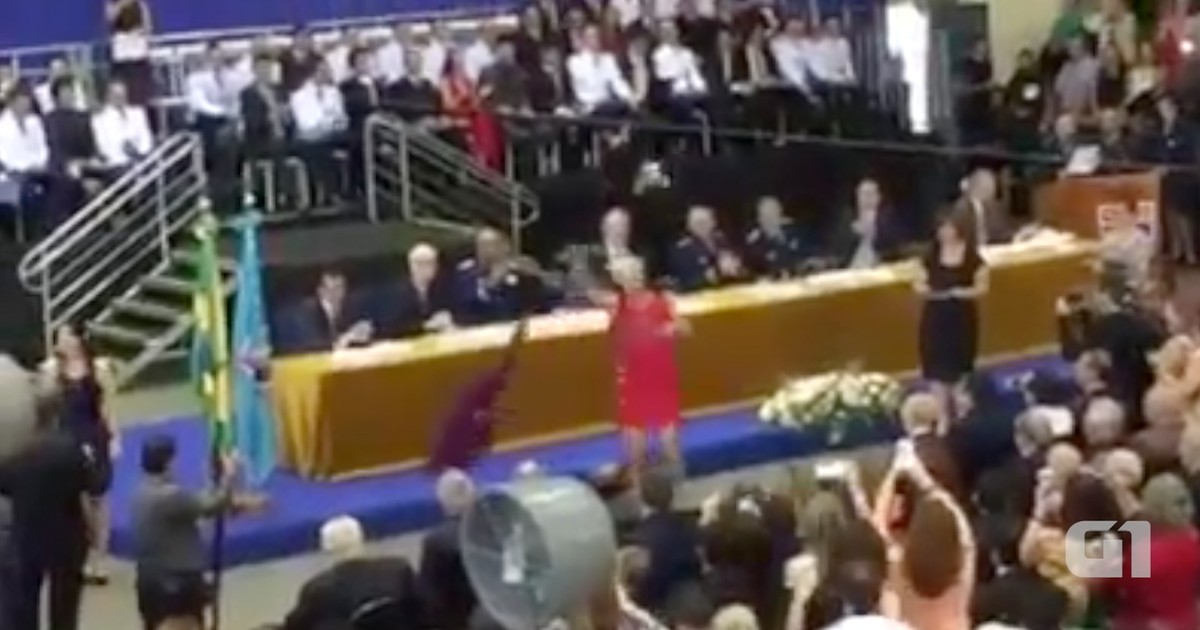 G1 De vestido e salto alto aluno gay do ITA protesta na formatura em S José notícias em