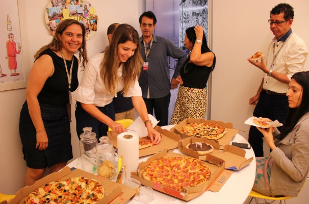 Publicitários fizeram a festa com as pizzas oferecida pela TV Gazeta  (Foto: Divulgação/ Marketing TV Gazeta)