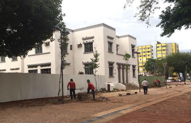 Parte à direita da Praça Cívica ficará fechada por tapume até janeiro, em Goiânia, Goiás (Foto: Paula Resende/ G1) Parte à direita da Praça Cívica ficará fechada por tapume até janeiro, em Goiânia, Goiás (Foto: Paula Resende/ G1)