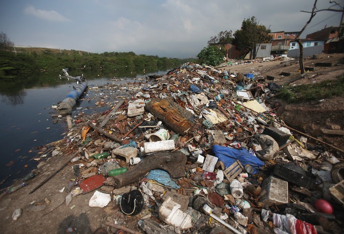 Lixo no Canal do Cunha poluição Baía de Guanabara (Foto: Matthew Stockman/Getty Images)