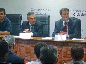 Ministro Gilberto Carvalho participou de reunião no Conselho das Cidades (Foto: Lucas Salomão/G1)