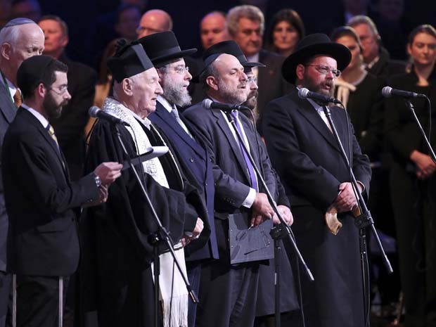 Convidados escutam rezas cristãs e judaicas durante a cerimônia dos 70 anos da libertaçã de Auschwitz, na Polônia (Foto: REUTERS/Krystian Maj/FORUM)