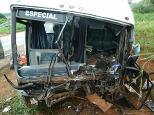 Acidente deixou frente do ônibus completamente destruída (Foto: Polícia Rodoviária Federal/Divulgação)
