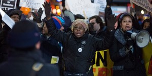 Celebração em Nova York teve protesto contra morte de negros (Kevin Hagen/GETTY IMAGES NORTH AMERICA/AFP)