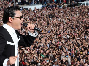 O cantor sul-coreano Psy se apresentou para milhares de pessoas próximas da Torre Eiffel em Paris, na França. (Foto: Thomas Samson/AFP)