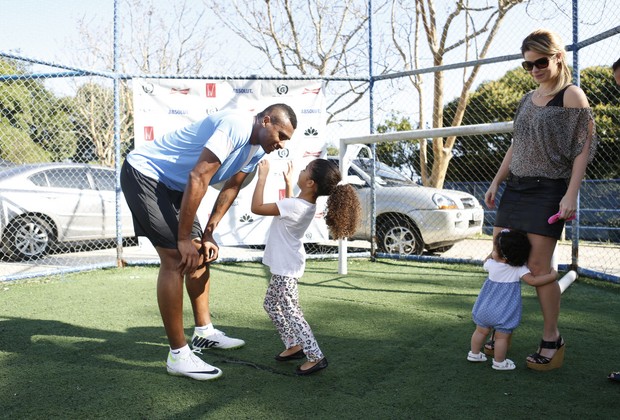 Samara, Leandro and daughters in Vidigal (Photo: Marcos Serra Lima / EGO)