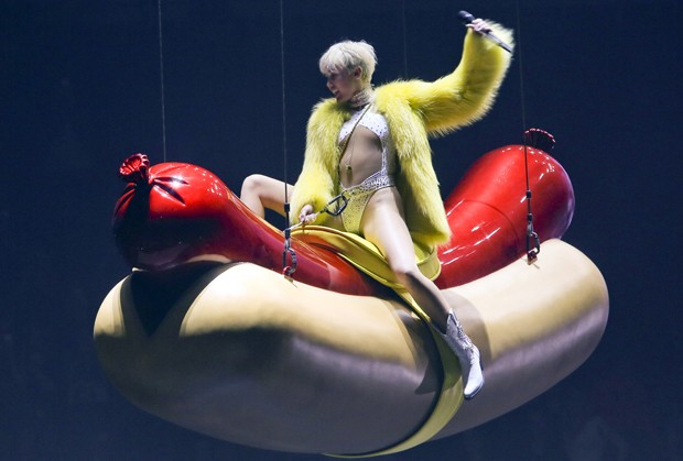 Miley Cyrus e o hot dog gigante (Foto: AKM/Gsi Brasil)
