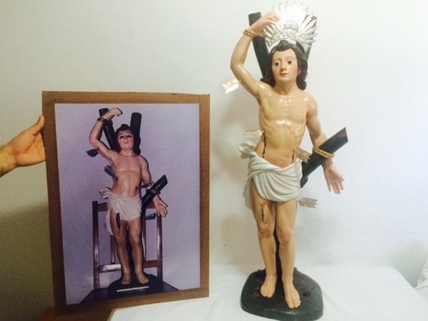 Comparação da imagem de São Sebastião após o restauro com uma das aparências anteriores da estátua. (Foto: Cristina Boeckel/ G1)