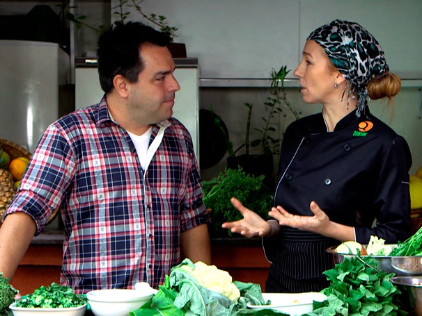 Renato Cunha conhece a cozinha de um restaurante do Movimento Gastronomia Responsável (Foto: Globo)