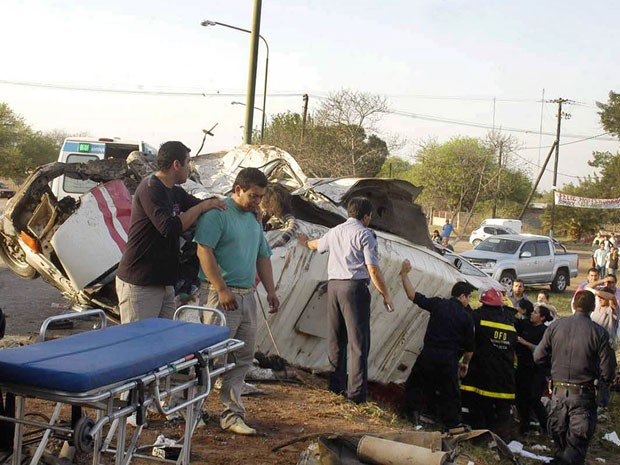 Funcionários do serviço de resgate trabalham no local de acidente entre caminhão-tanque e micro-ônibus na província de Santiago del Estero, na Argentina (Foto: AFP Photo/Diario El Liberal de Santiago del Estero)