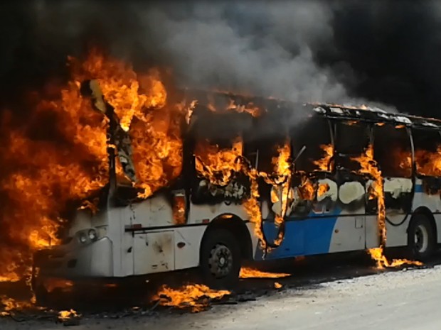 Moradores contaram que grupo ateou fogo em ônibus, na Estrada do Barbalho, no Recife, e fugiu (Foto: Reprodução/ Whatsapp)