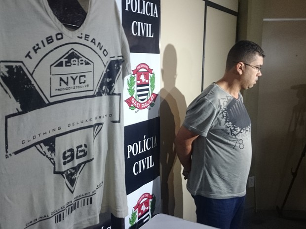 Camiseta usada no dia do crime passou por exame para comprovar presença de sangue da vítima (Foto: Jomar Bellini / G1)
