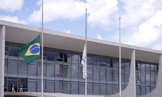Bandeira do Brasil a meio mastro no Palácio do Planalto; o presidente Michel Temer decretou luto de três dias