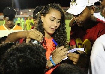 Carol Baiana também participou do Futebol Solidário (Foto: Magda Lomeu)