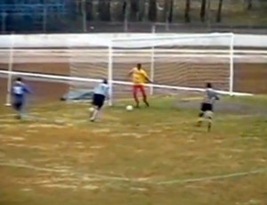 Gandula André Santos chuta bola para longe do gol (Foto: Reprodução SporTV)