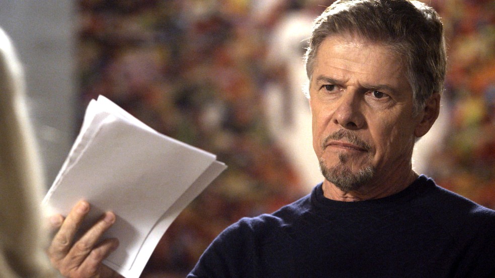 Tião rasga os documentos das dívidas de Mág com ele (Foto: TV Globo)