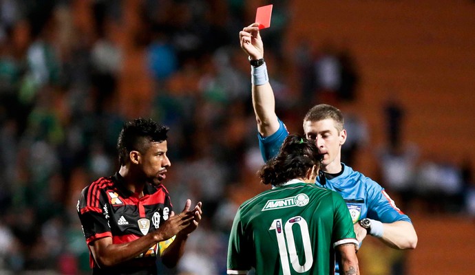 Denunciado por agressão, Valdivia pode pegar 12 jogos de suspensão