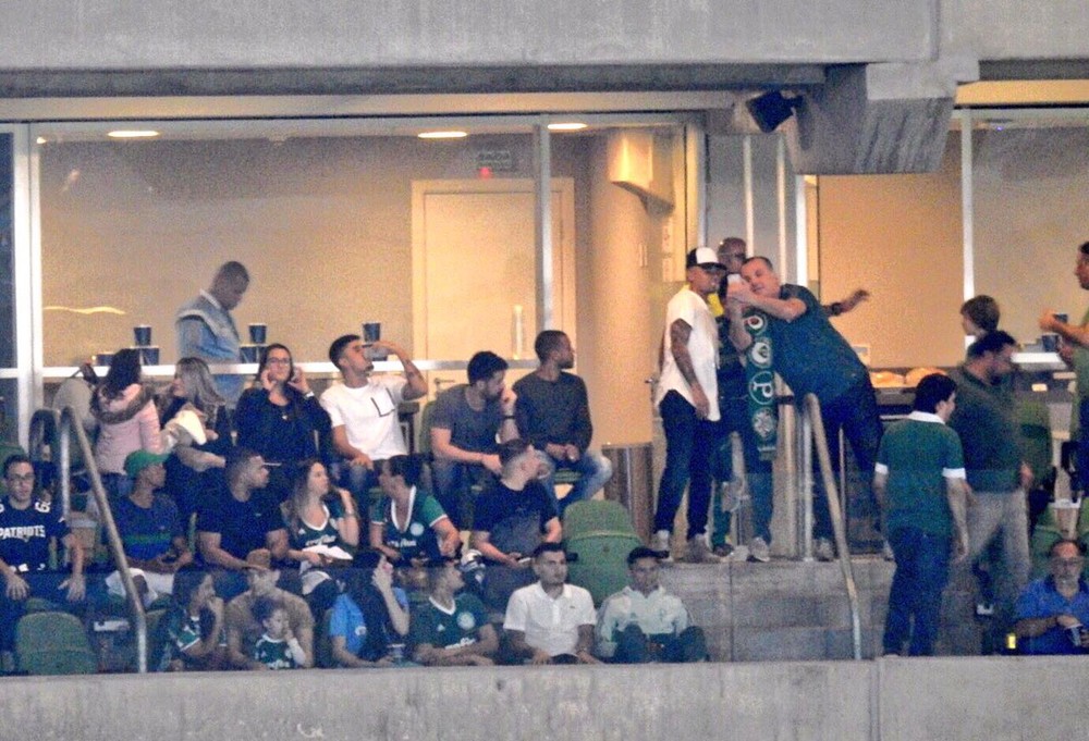  De férias, Gabriel Jesus vai à arena para ver o Palmeiras como torcedor