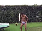David Brazil posta vídeo de Neymar só de sunga fazendo embaixadinha