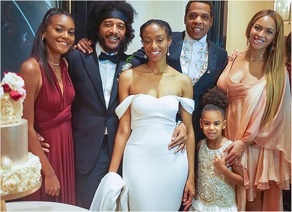 Beyoncé e Jay Z durante o casamento de amigos com a filha de 5 anos usando vestido de 15 mil reais (Foto: Instagram)