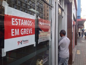 Greve dos bancários em Pernambuco está em seu segundo dia (Foto: Kety Marinho / TV Globo)