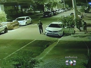 Três homens abordam carro de delegado em Goiânia, Goiás (Foto: Reprodução/ TV Anhanguera)