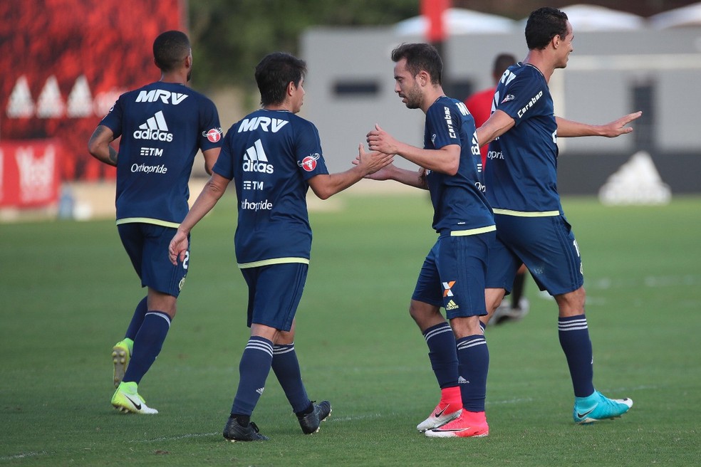 Éverton Ribeiro cumprimenta Conca em jogo-treino no Ninho do Urubu (Foto: Gilvan de Souza/Flamengo)