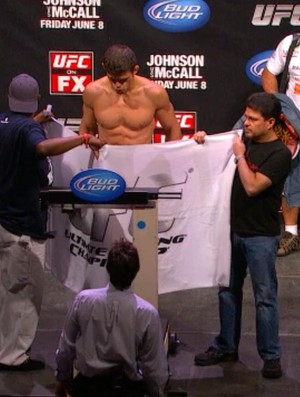 Caio Magalhães teve que tirar a roupa para bater o peso (Foto: Reprodução/UFC)