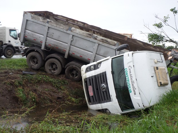 Caminhão sofreu acidente após ultrapassagem em rodovia (Foto: Jorge Moraes / Arquivo Pessoal)