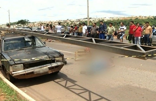 Motociclista morre em Anápolis Goiás após bater em barra de metal levada por carro  (Foto: Reprodução/TV Anhanguera)