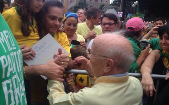 Hélio Bicudo com manifestantes contra o governo Dilma, na Avenida Paulista (Foto: Thaís Lazzeri)