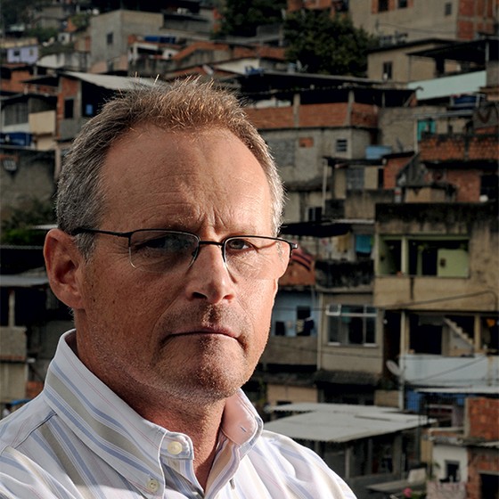 O XERIFE José Mariano Beltrame, em 2011, em frente à favela do Borel, no começo das UPPs. “No Rio, há a tolerância da sociedade e a leniência do Estado” (Foto: Andre Valentim/ÉPOCA)