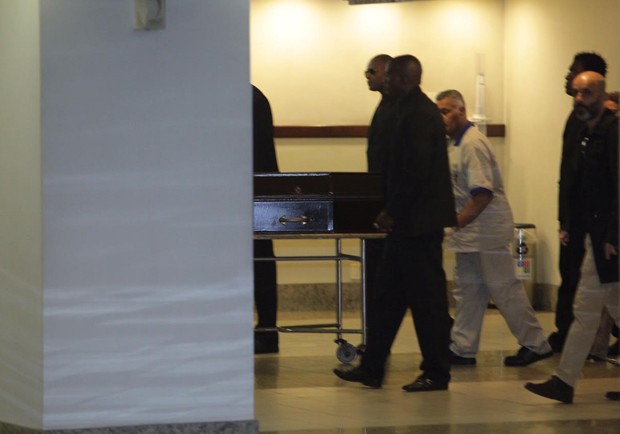Corpo de Betty encaminhado para o crematório (Foto: Anderson Borde e Marcello Sá Barreto / AgNews)