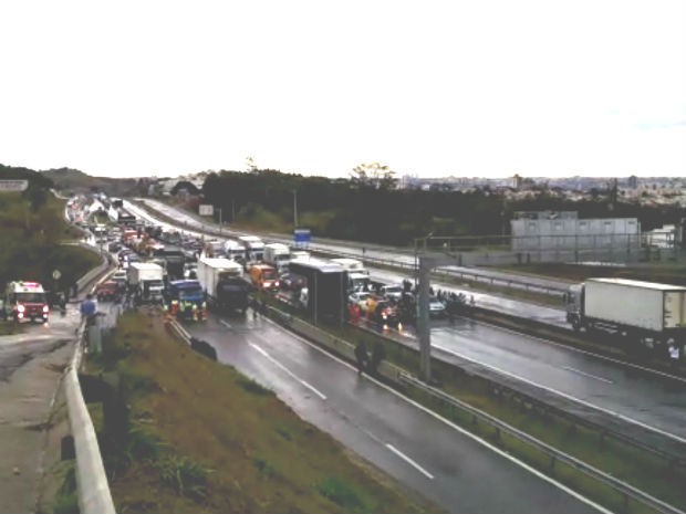 Pistas da Raposo Tavares em Sorocaba estão interditadas (Foto: Gualberto Vita/G1)
