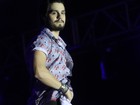 Luan Santana deixa cueca vermelha à mostra em show no Ceará