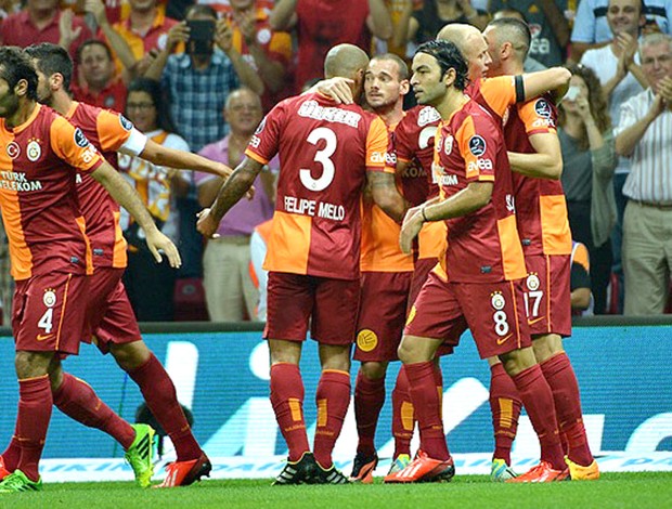 Felipe Melo cumprimenta Sneijder na vitória do Galatasaray sobre o Gaziantepspor (Foto: Divulgação )