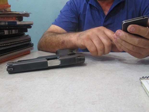 Policial militar anda com arma 24 horas por dia por temer atentados de criminosos de facção (Foto: Paulo Toledo Piza / G1)