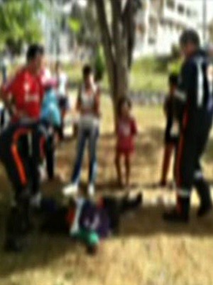 Adolescente é socorrida após desmaiar e entrar em como alcoolico em praça em Luziânia, Goiás (Foto: Reprodução/TV Anhanguera)